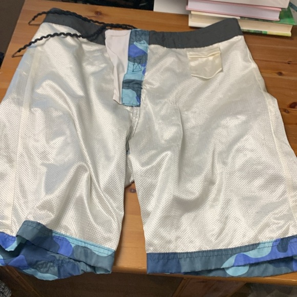 Ocean Earth NWOT Mens Lined Board Shorts, Camo, 2 Velcro Pockets, 1 Key Pocket - Picture 15 of 17